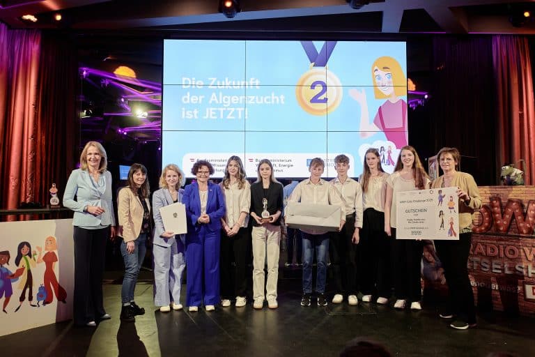 29042025-staatssekretrin-zehetner-bei-der-preisverleihung-der-mint-girls-challenge-2025_54485469702_o