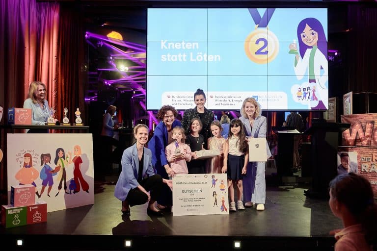 29042025-staatssekretrin-zehetner-bei-der-preisverleihung-der-mint-girls-challenge-2025_54486312761_o