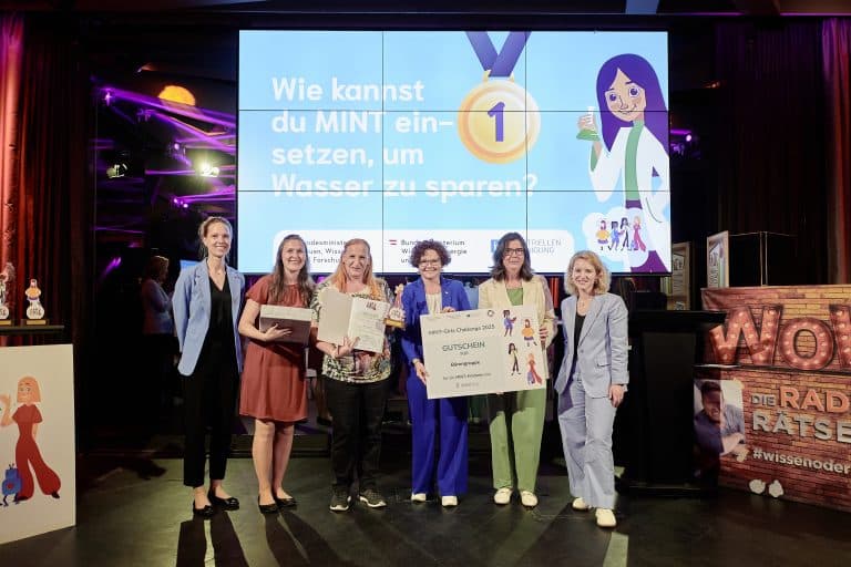 29042025-staatssekretrin-zehetner-bei-der-preisverleihung-der-mint-girls-challenge-2025_54486312766_o