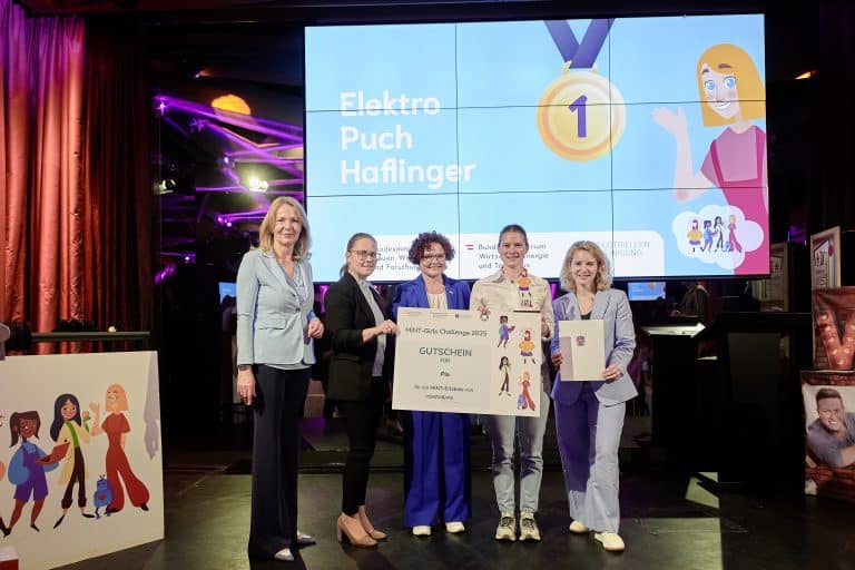 29042025-staatssekretrin-zehetner-bei-der-preisverleihung-der-mint-girls-challenge-2025_54486512984_o