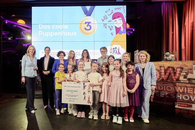 29042025-staatssekretrin-zehetner-bei-der-preisverleihung-der-mint-girls-challenge-2025_54486513019_o
