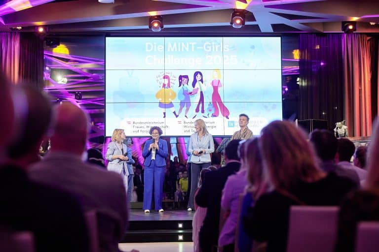 29042025-staatssekretrin-zehetner-bei-der-preisverleihung-der-mint-girls-challenge-2025_54486513044_o