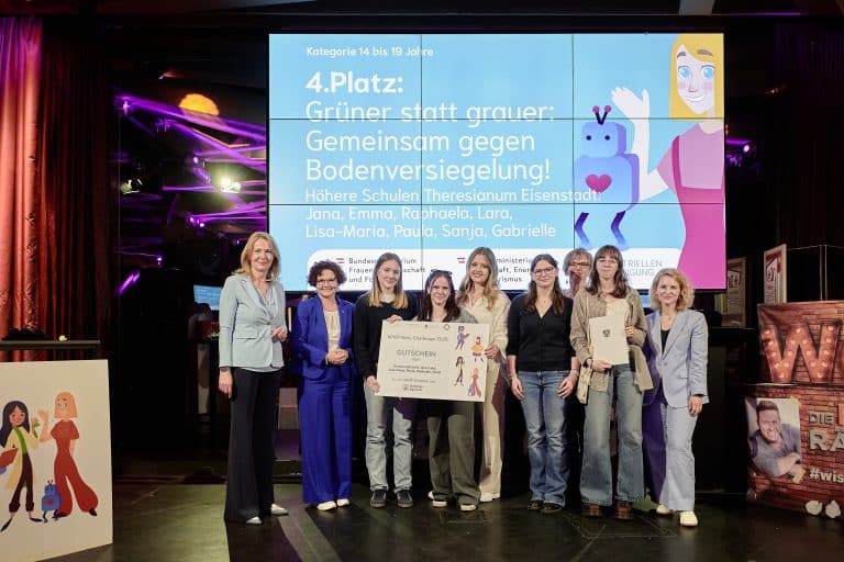 29042025-staatssekretrin-zehetner-bei-der-preisverleihung-der-mint-girls-challenge-2025_54486589333_o