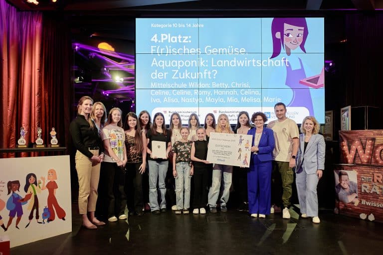 29042025-staatssekretrin-zehetner-bei-der-preisverleihung-der-mint-girls-challenge-2025_54486589358_o