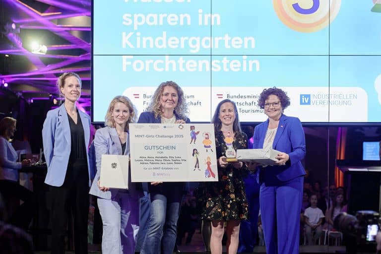 29042025-staatssekretrin-zehetner-bei-der-preisverleihung-der-mint-girls-challenge-2025_54486589518_o