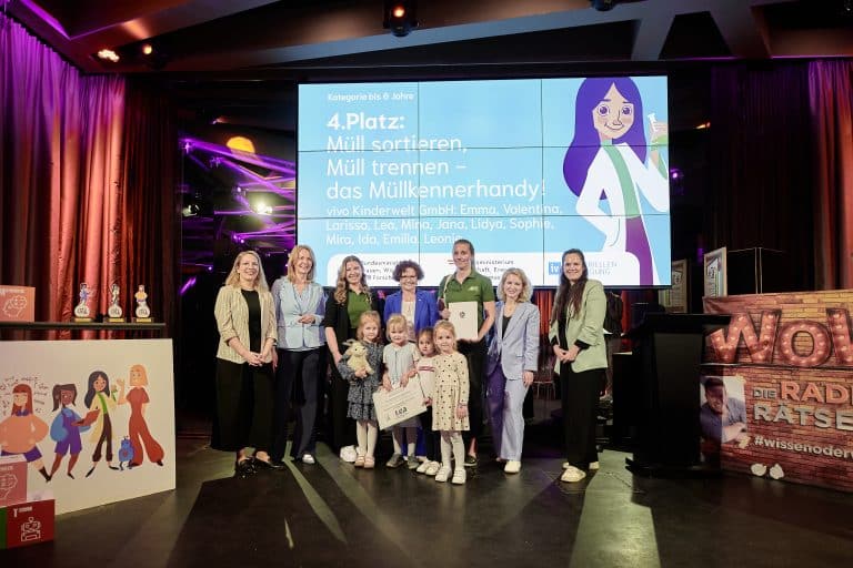 29042025-staatssekretrin-zehetner-bei-der-preisverleihung-der-mint-girls-challenge-2025_54486589548_o