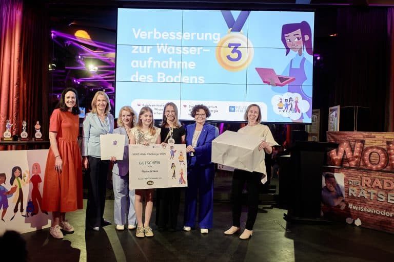 29042025-staatssekretrin-zehetner-bei-der-preisverleihung-der-mint-girls-challenge-2025_54486666490_o