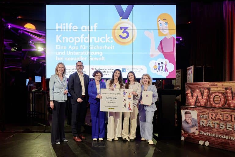 29042025-staatssekretrin-zehetner-bei-der-preisverleihung-der-mint-girls-challenge-2025_54486666525_o
