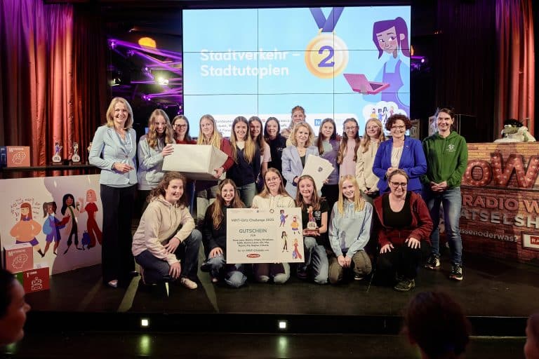29042025-staatssekretrin-zehetner-bei-der-preisverleihung-der-mint-girls-challenge-2025_54486666530_o