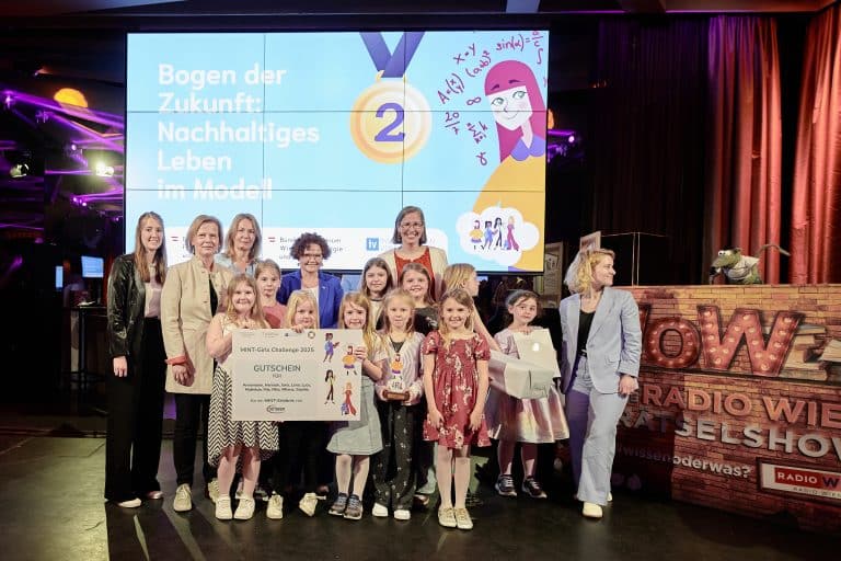 29042025-staatssekretrin-zehetner-bei-der-preisverleihung-der-mint-girls-challenge-2025_54486666560_o